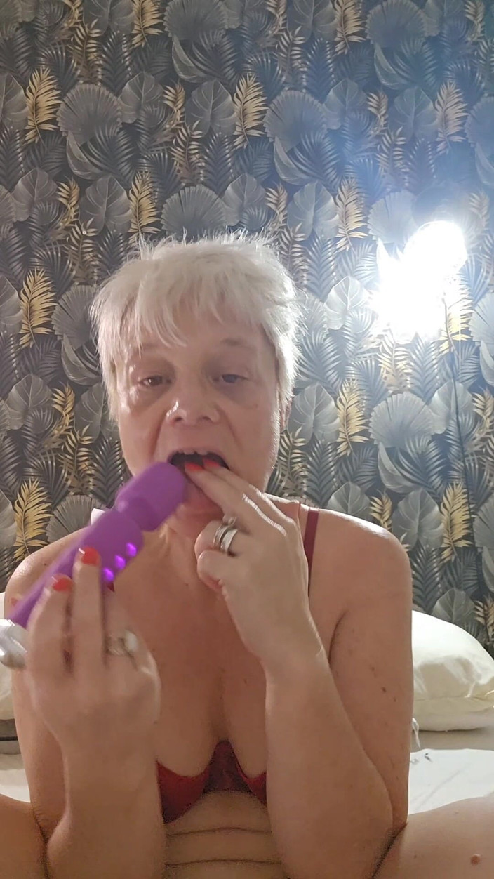 Sofy13: MILF 성숙한 창녀가 그녀의 젖은 음핵을 가지고 노는