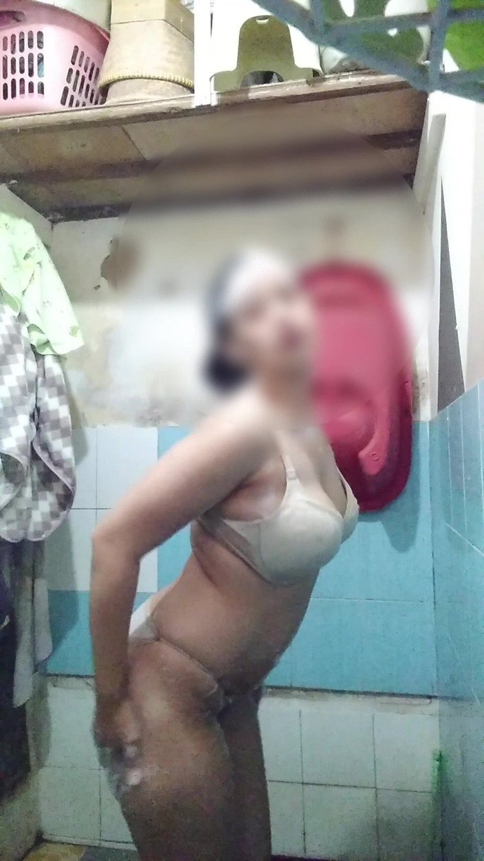 MellyMeylinda: 美丽性感的小妞在淋浴