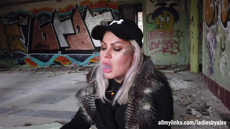 Fetish videos by Alex: Señora rubia fuma un cigarrillo electrónico en la escalera
