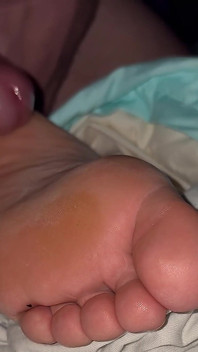 Amadora footfetish cum on soles