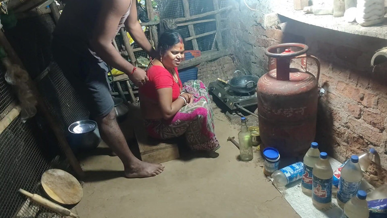 Raju Raju: Une demi-sœur nue se fait baiser dans la cuisine du...