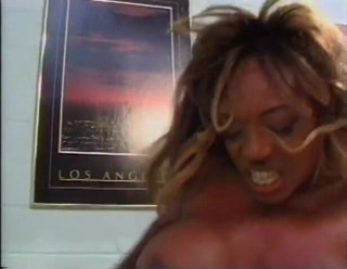 Porncentro: Experienced hunk nails busty ebony's wet pussy in bed