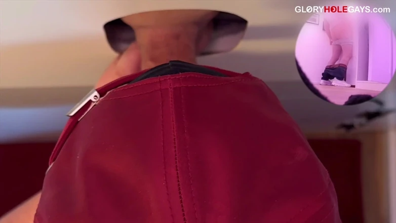 GLORYHOLEGAYS: Молодая студентка у глорихола - течет как сумасшедшая перед полным взрывом спермы