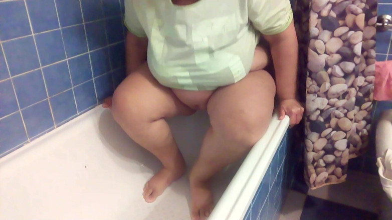 Sex hub couple: Jen is peeing it all in the bathtub