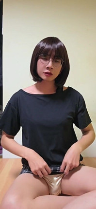 Ragazza finta Tingxuan con un pompino dildo