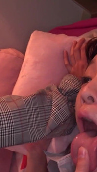 Plivání, lízání a dávení: Yua Nanami převezme obličej Ameri Hoshi