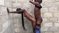 Gifttoobaby: Am întâlnit-o într-o clădire nesănătoasă și i-am spânzurat talia de mâzgă