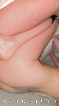 ティーンセックススクール:18歳の女の子はとても恥ずかしがり屋ですが、彼女の最初のライディングは素晴らしかったです!