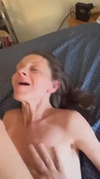Sürtük beni daha fazla gelir ödemem için kandırdı. Arkadaşı duştayken bana oral seks yapmaya başladı.