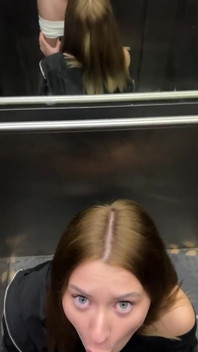 Vastzit in een lift met een schoonheid