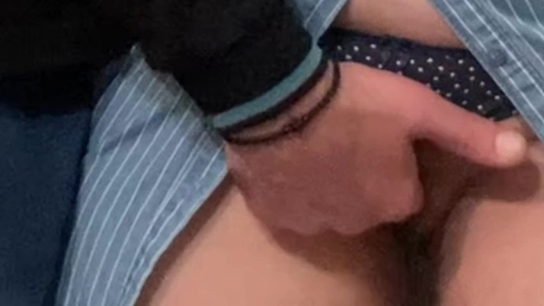 Niki studio: Âm hộ ngon ngọt nóng bỏng được móc cua trong tàu điện...