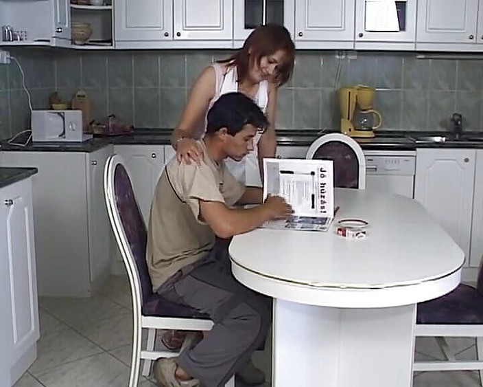 Deutsche XXX Filme: Tesuda ruiva alemã puta cavalga pau na cozinha