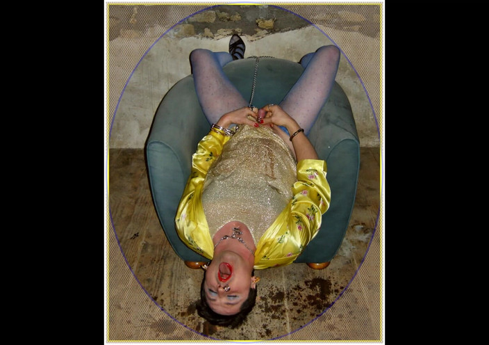 Liza Vafliova: molhada Xixi Liza em uma Velha Fazenda