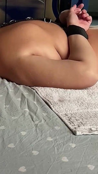 Bondage bDSM di una troia sottomessa & portandola all'orgasmo squirting