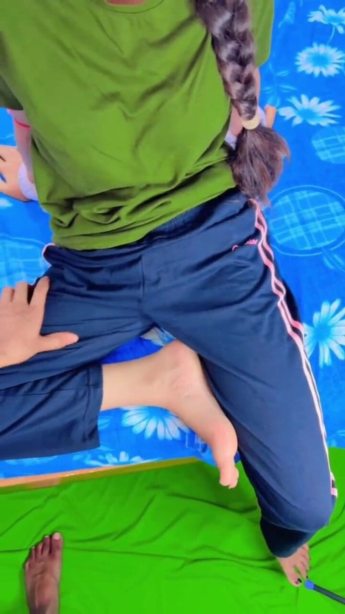 Rajiya: Rajiya, étudiante desi, se tape la chatte étroite de son copain