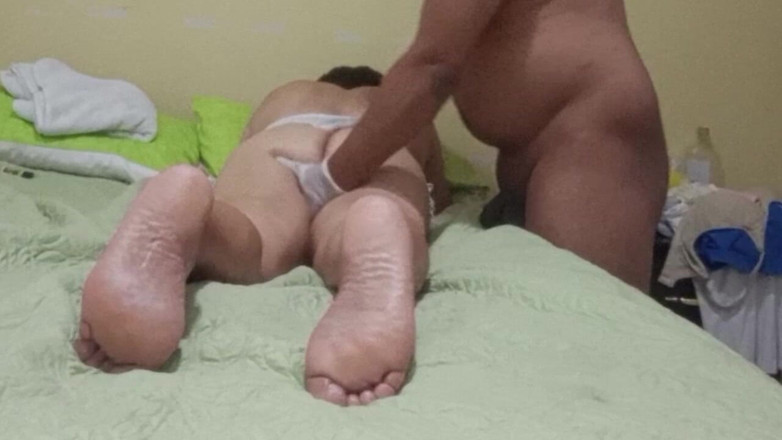 Milfta boohot: Olgun orta yaşlı seksi kadın için yağ ile ayak masajı