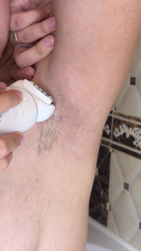 Cạo lông nách! Đau quá! Xuất tinh của nách với một epilator! Tuyệt chủng!