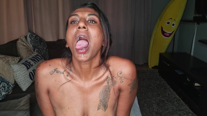 domslutfucker: Indiancă desi stă pe canapea bălind în timp ce se scoate și își învârte...