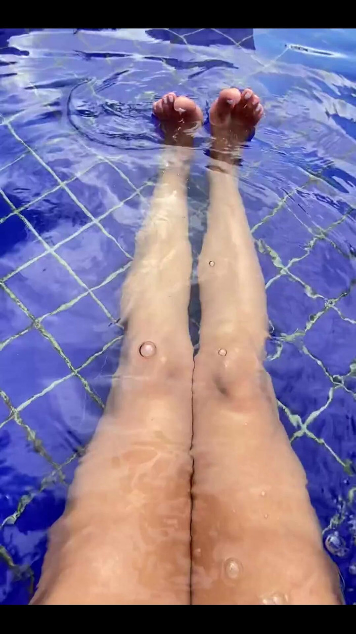 KiffaFeet: Den u bazénu