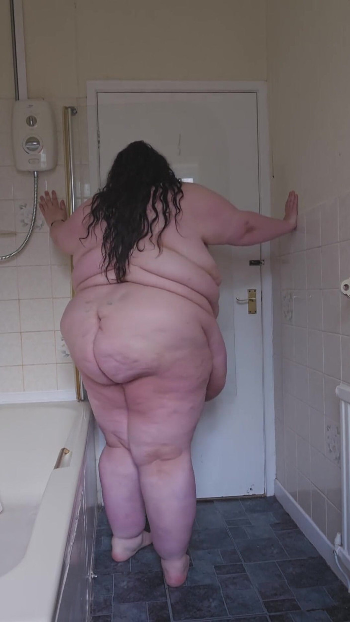 SSBBWLadyBrads: SSBBW - deusa do banheiro tira roupa e passarela