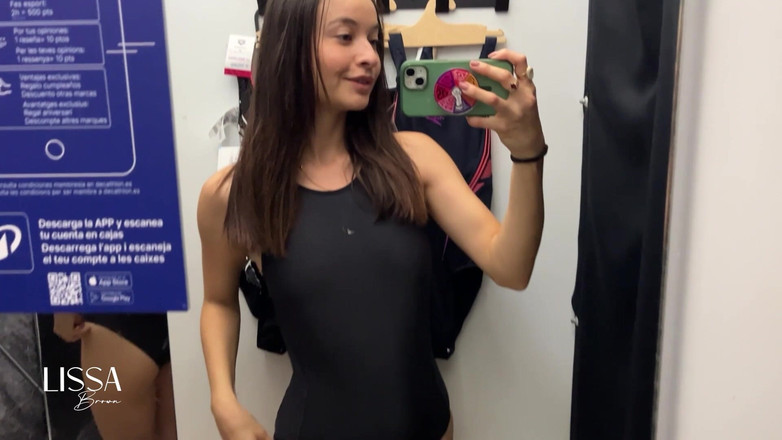 Lissa Brown: Bilik Fitting Pakaian Renang Satu Sekeping