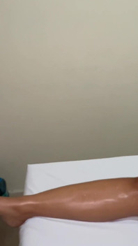 Tukang urut lesbian berkongkek lesbian ghairah dengan pelanggannya