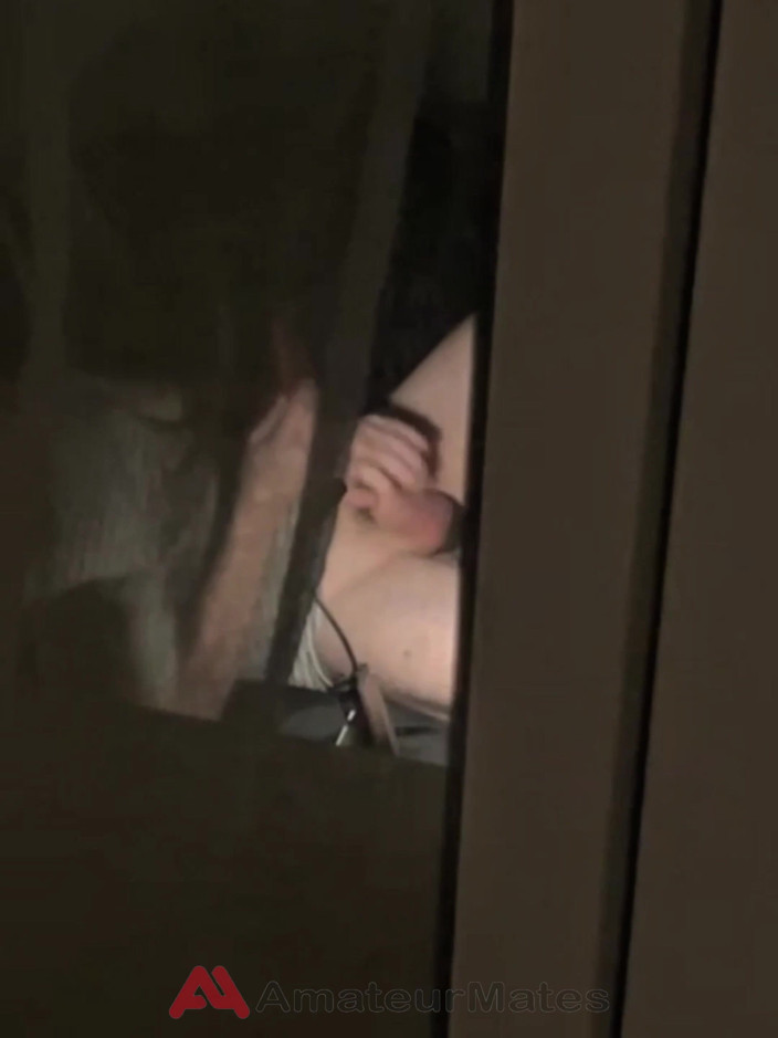 AmateurMates: Un Garçon Surpris En Train De Se Branler Sur Son...