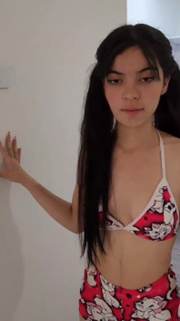 写真家は写真撮影の後にセクシーなモデルのローラとセックスします!ローラは従順で注意を払うように説得されています