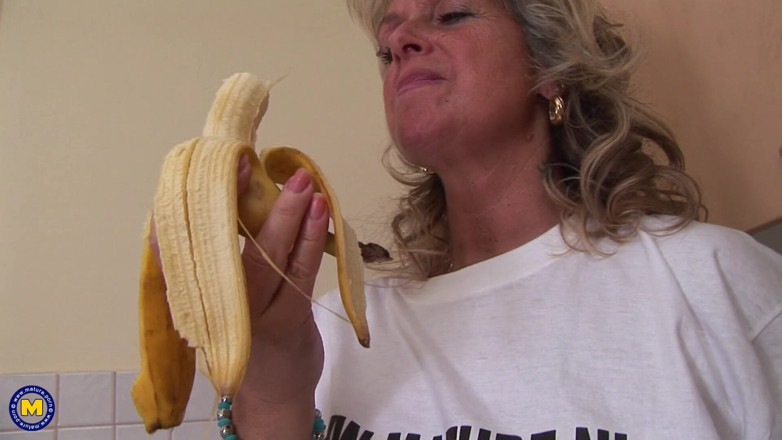 Mature NL: Blonde MILF and Food Play