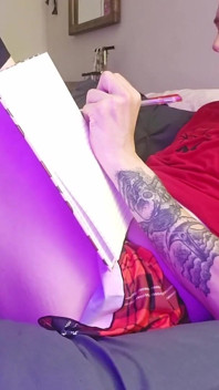 Curva Veronica Dick se filmează masturbându-se pentru cameră