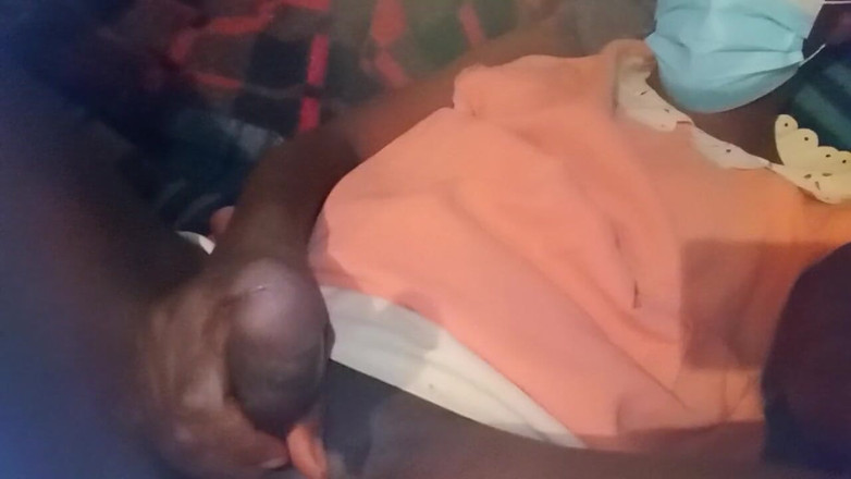 Sexyjayla254: केन्याई किन्नर sexyjayla254 हमें अपना बड़ा काला लंड दिखा रही है