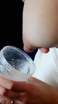Une MILF en lactation se fait pomper