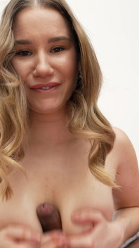 Tetona rusa universitaria Amalia Davis interracial mamada en primer plano