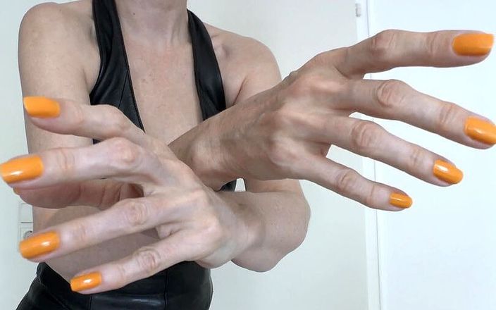 Lady Victoria Valente: Fetiche por mãos em couro preto com unhas pintadas de...