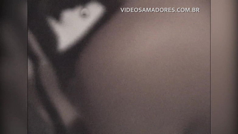 Amateurs videos: 男はいたずらなブロンドを家に連れて帰り、彼女の猫をたくさんファックします