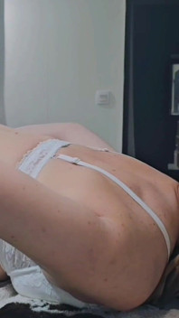 Orta yaşlı seksi amcığımı yedikten sonra, beni sikiyor ve vahşi ardorla sikiyor, pozisyonları çoğaltıyor