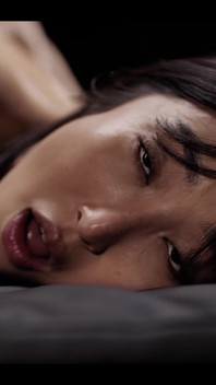 Emiri Momota Cumflation - une Asiatique se fait éjaculer dessus après une éjaculation dans la chatte et le ventre