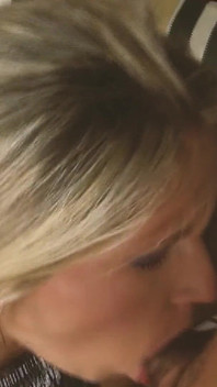 Scène dorée - 1_sexy MILF blonde en lingerie élégante reçoit un facial