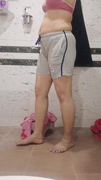 Priya Bhabi celé otevřené tělo sexy cvičení v koupelně