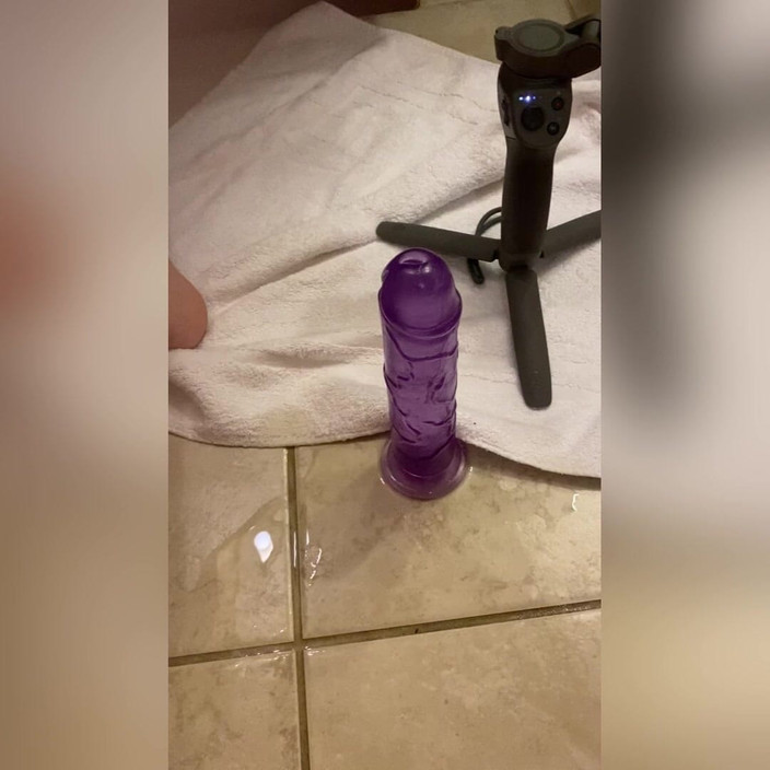 Avril Showers: Máy bay bà già cưỡi cu giả phun nước lần đầu...