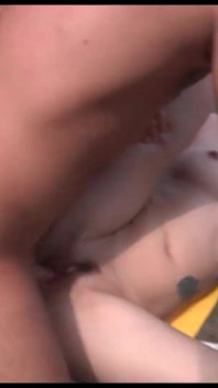 Adorabili ragazze scopate in un'orgia in piscina