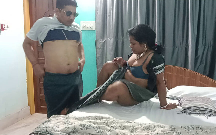 Hot N Sexy: Saree를 입고 바비와 함께 마스티를 먹는 젊은 이웃 핫한 섹스와 보지