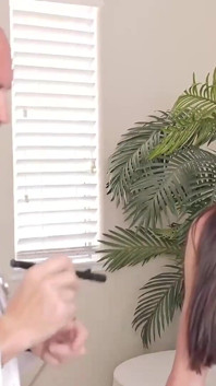Vedeta porno brunetă Sofie Marie suge pula viguros