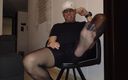 Tomas Styl: Assista este homem de meia-calça e se masturba assistindo ele