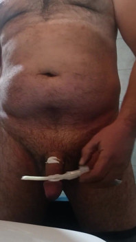 Ayah yang maskulin muncrat di kamar mandi lagi