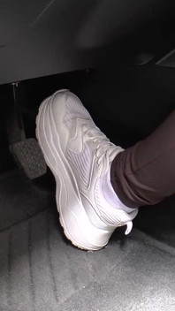Paní Jenna cvičí moc nad svým autem