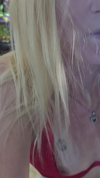 Si blonde comel 19 tahun menunggang basikal dengan dildo besar-besaran