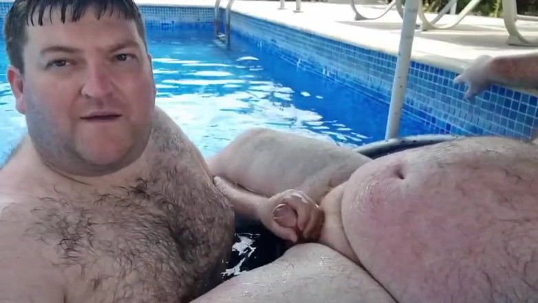 brummieboi89: Stiefzoon zuigt papa af in het zwembad