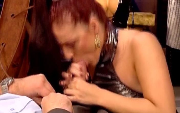 Deutsche Camgirls: Troie tedesche perfette che vengono inculate in un trio BDSM