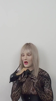Blonďatá crossdresser škádlení v bodystocking a stříkání hodně